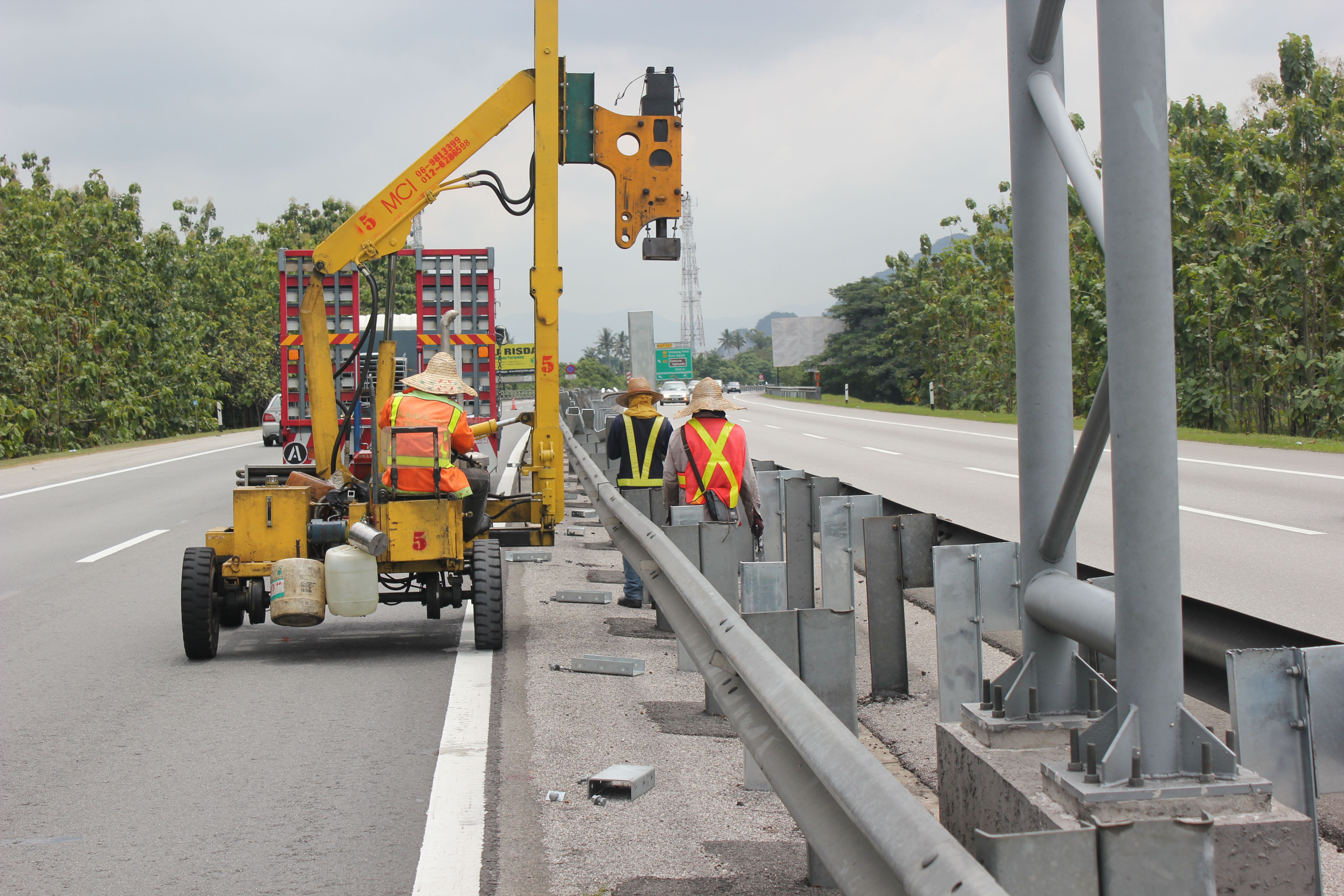 Road Safety Barrier with Q235 Q345 Steel Material and AASHTO M-180 Standard