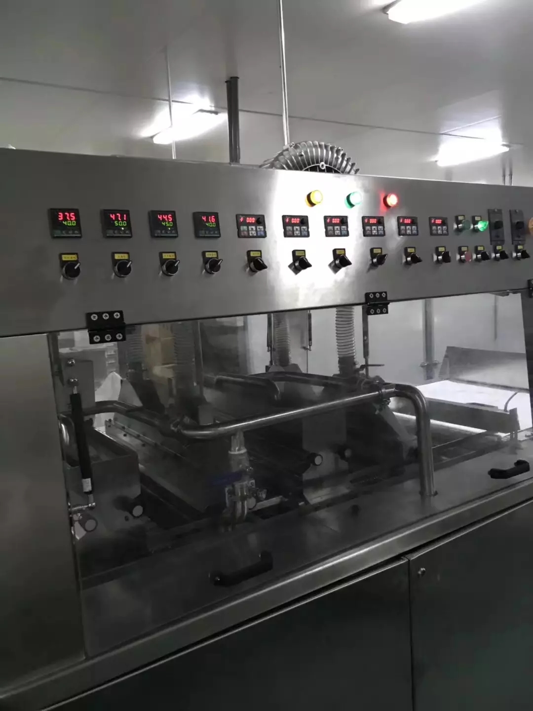 Nuts Tempering Chocolate Making Machine 150kg Per Hour Snack Enrobing Machine