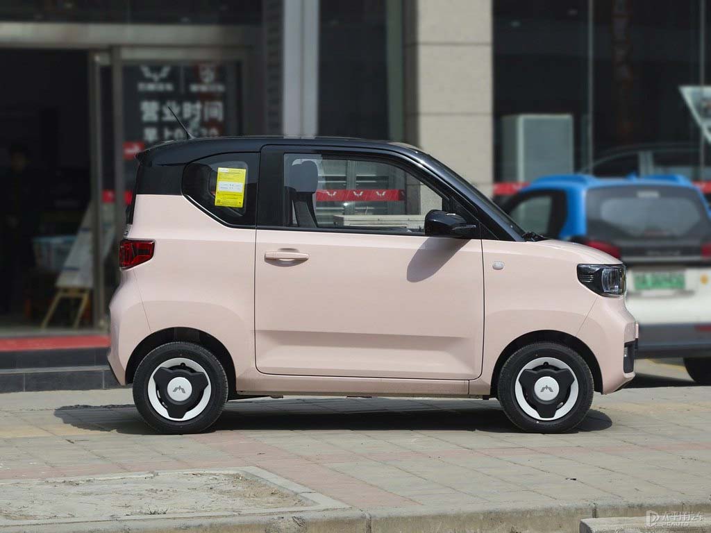 Made in China, SAIC GM Wuling mini electric car is a small electric car, and the popular ternary lithium battery