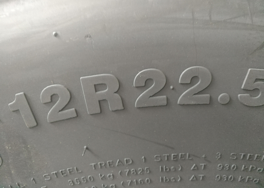 Block Pattern 12R22.5 Commercial Truck Tires , Wide Truck Tires 22 Inch Rim Dia