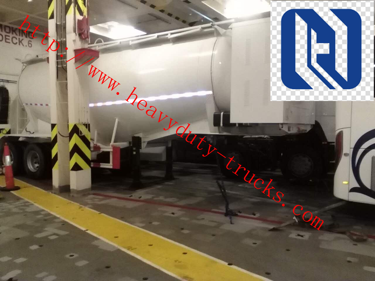 Sinotruk 40M3 3 Axles 2 Apartments Large Capacity Diesel Trailer Semi Truck / Fuel Tanker Truck