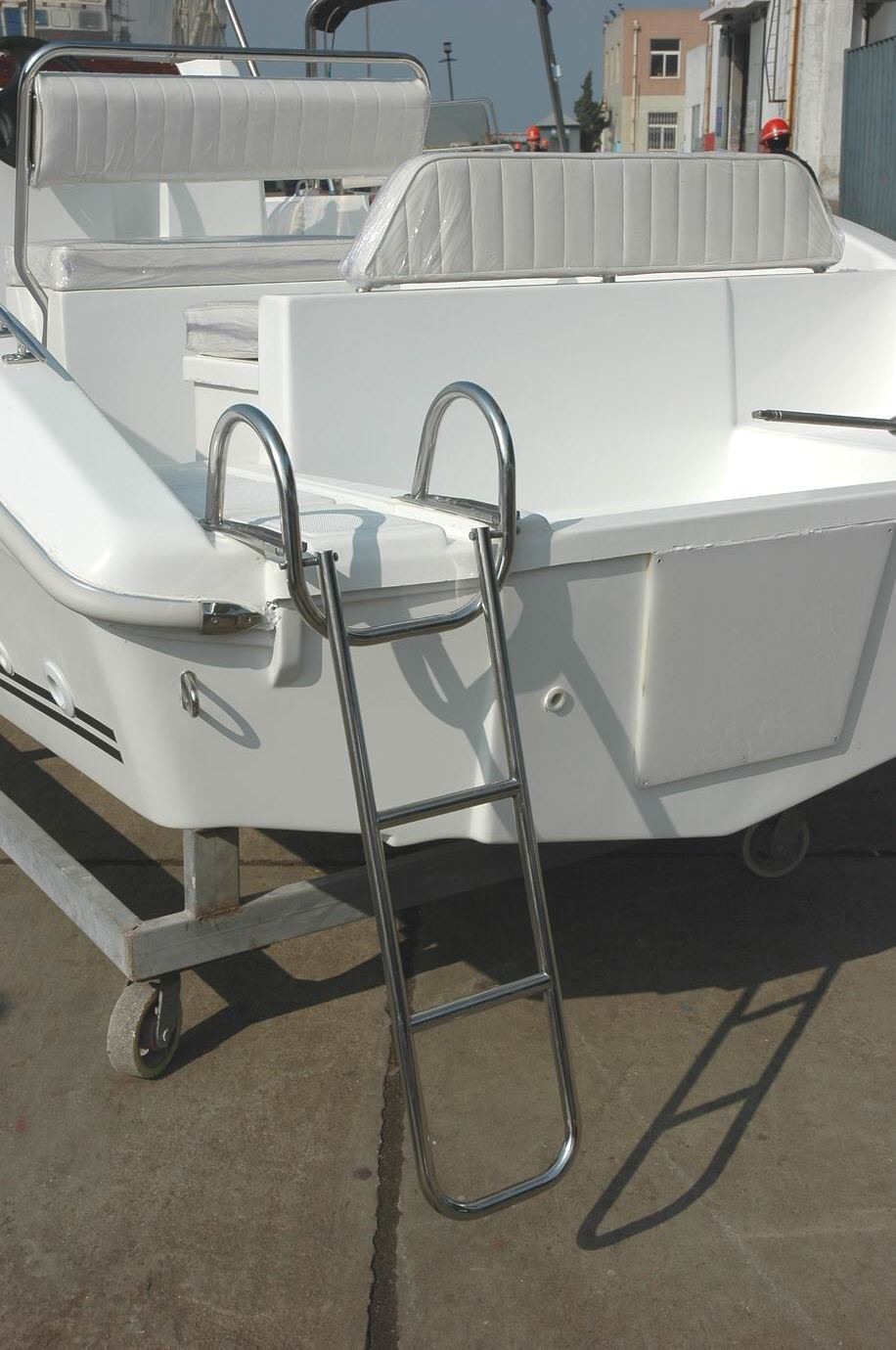 Environmentally Friendly Simple Pleasure Yacht White 5.8 M With Center Console