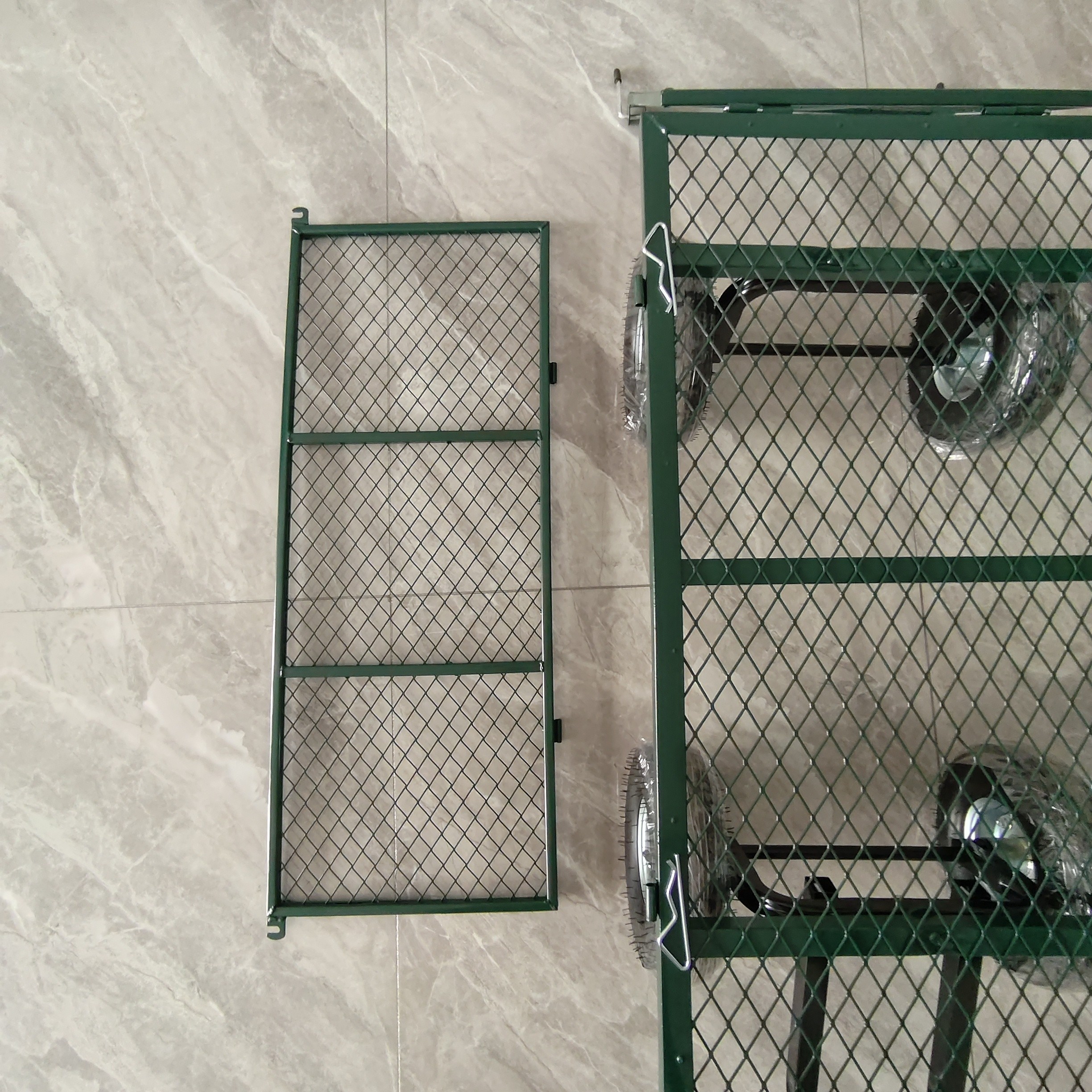 Foldable Detachable Garden Mesh Cart , Metal Spokes, Four Rubber Inflatable Wheels