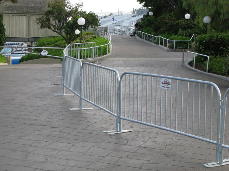 8.5 Ft Hot Dipped Queue Steel Crowd Control Barrier Fence With Flat Bases