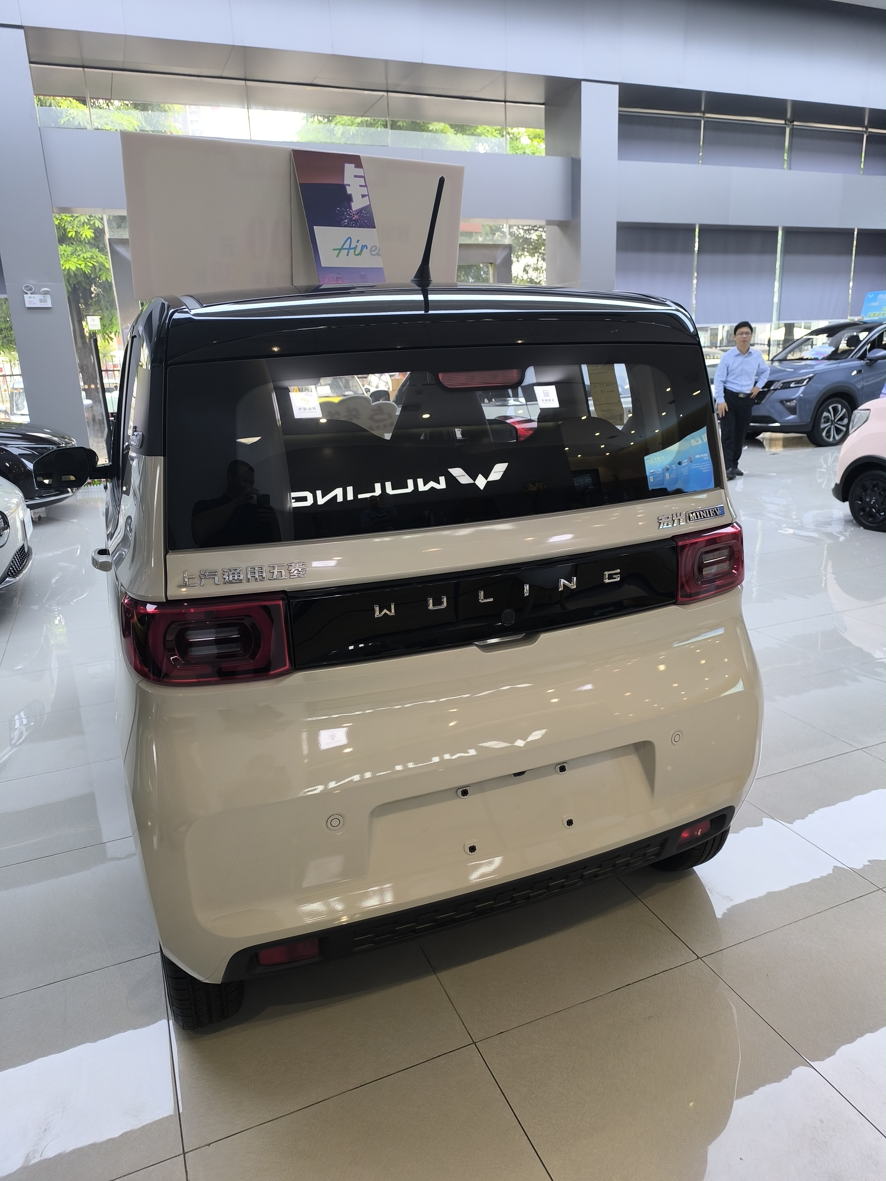 Left Steering Wuling Mini Electric Car with Max Speed of 100 Km/h and 4 Seats 120km