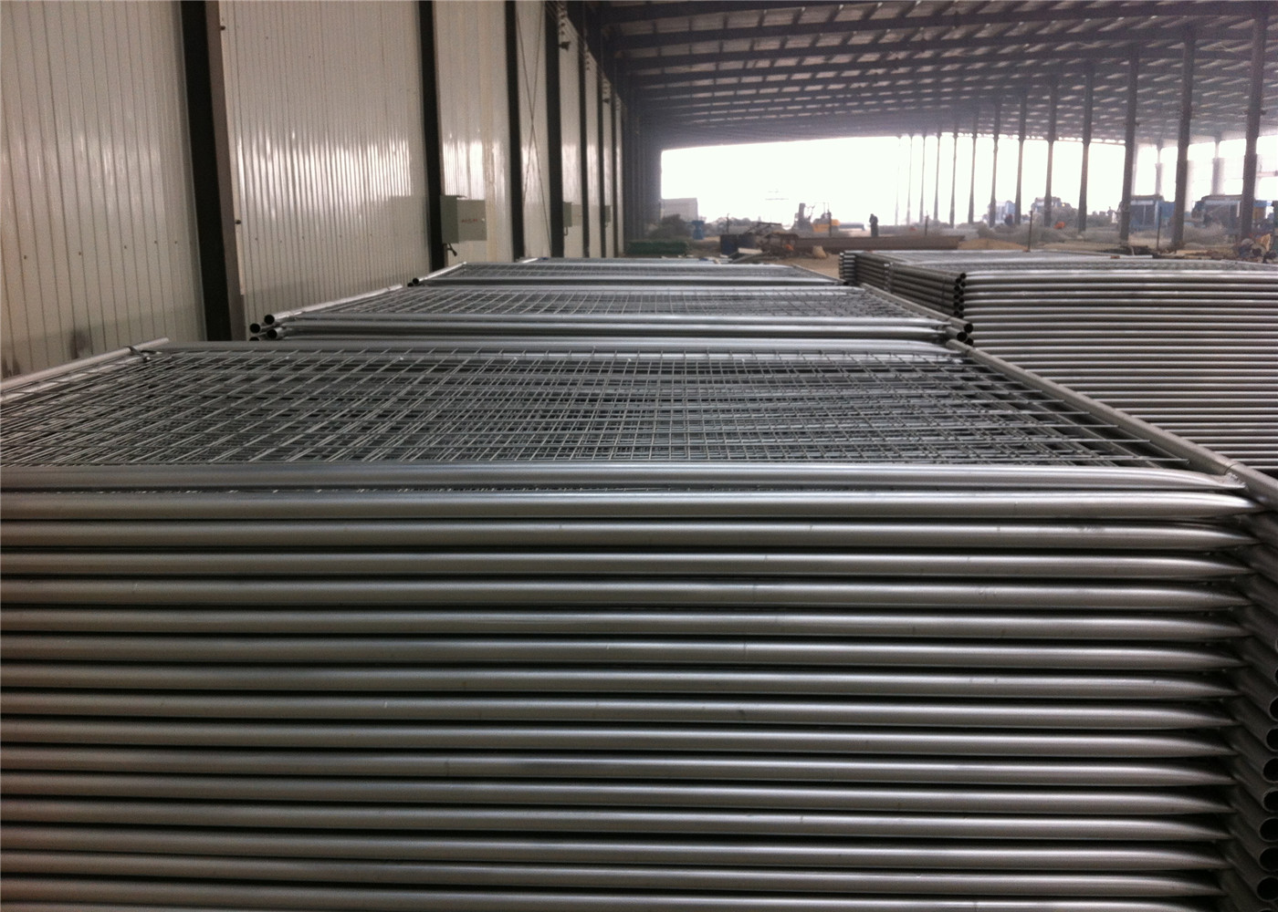 2100mmx2400mm galvanized 42 microns zinc coated temp fence panels OD32mm x 1.8mm or 2.00mm thick mesh 60mm*150mm*4mm dia