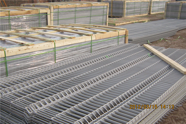 50x200mm 3D Curved Wire Mesh Fence PVC Coated Fencing Customized