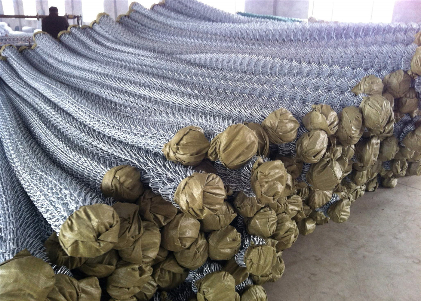 Zinc coated chain link fabric 6ft x 100ft with selveage kunckled 11GA/2.95mm 2"x2"