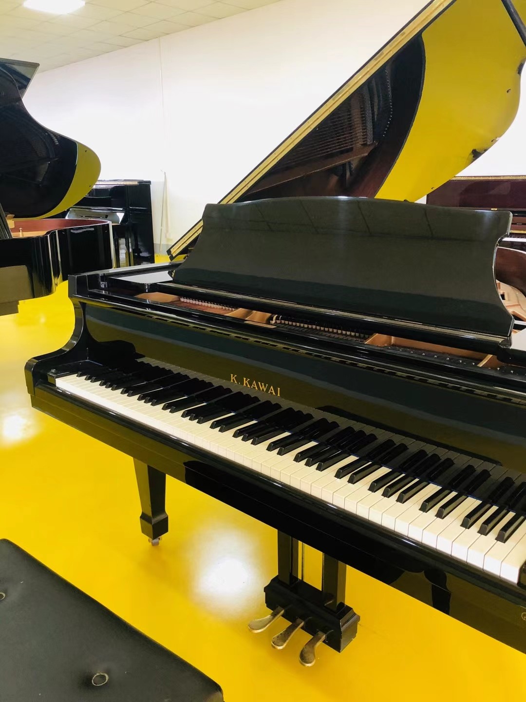 Best Price Acoustic upright second hand piano Black Color with second hand piano bench and accessories pre owned