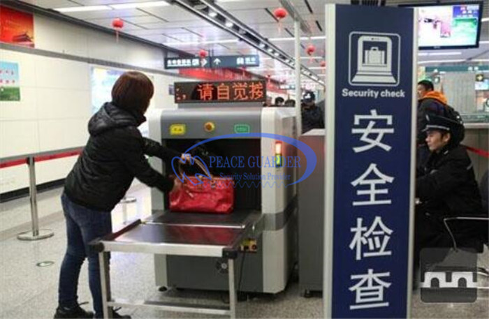 Middle Size Checked Baggage X Ray Machine In Airport , X-Ray Bottom Shine Detecting With Sounds Alarm