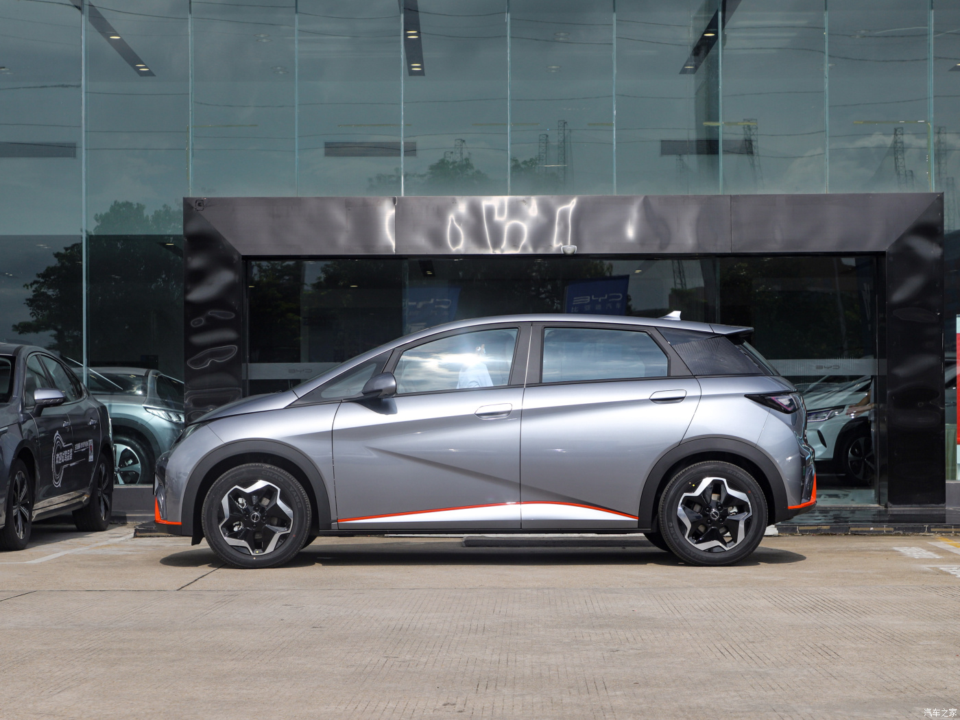 The China-made five-door five-seat new-energy hatchback BYD Dolphin has a range of 405 kilometers used car