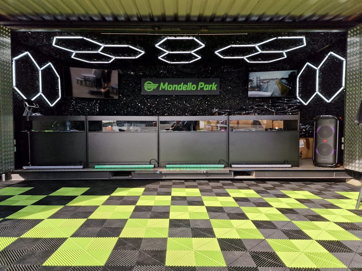 Interlockable Polypropylene Garage Floor Tiles 400*400mm Garagetrac Flooring