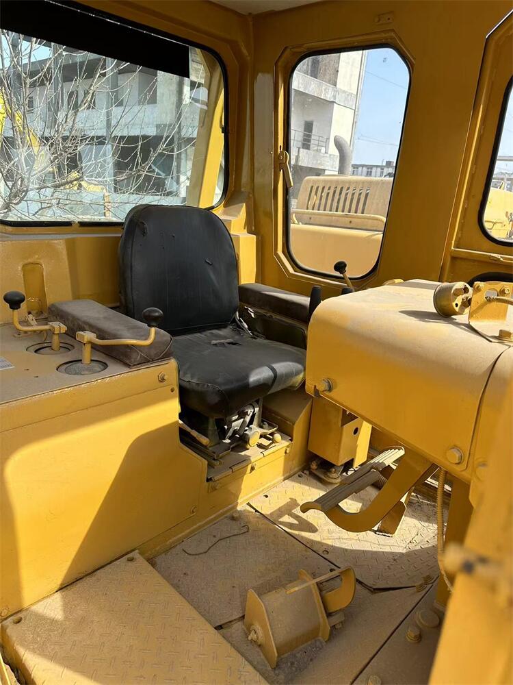 Used Cat D6R Bulldozer with in Shanghai 28.21 Ton Operating Weight 2013 Working Hours