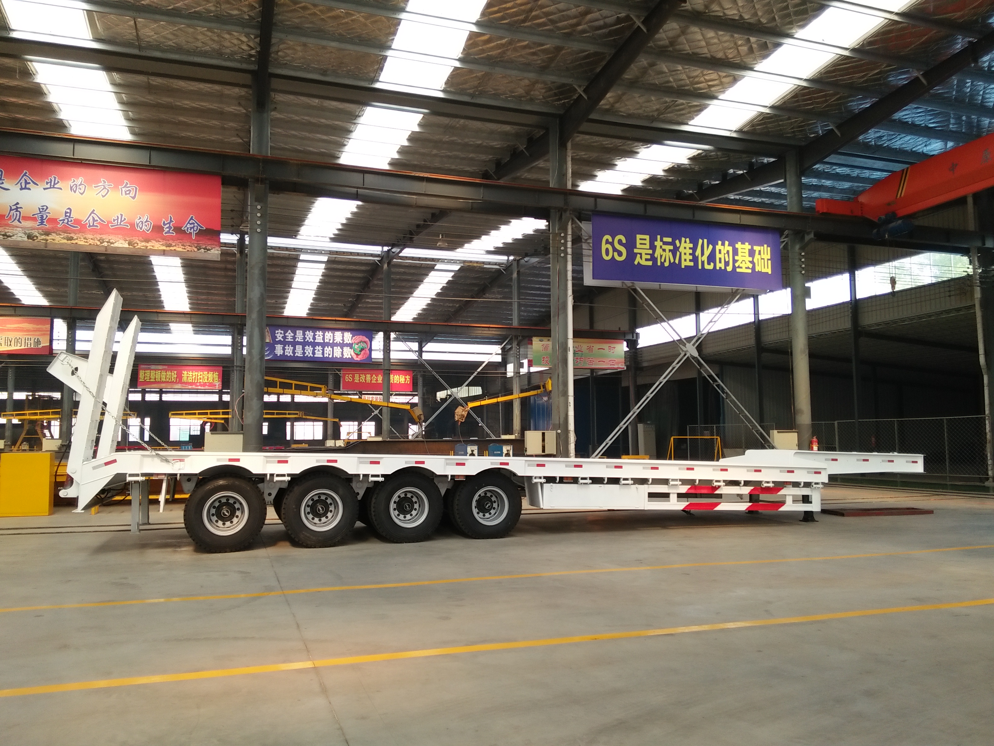 Lowbed Semi-Trailer for Heavy Road Equipment 4 Axles 12.5m 40 Feet Tire 245/70r19.5