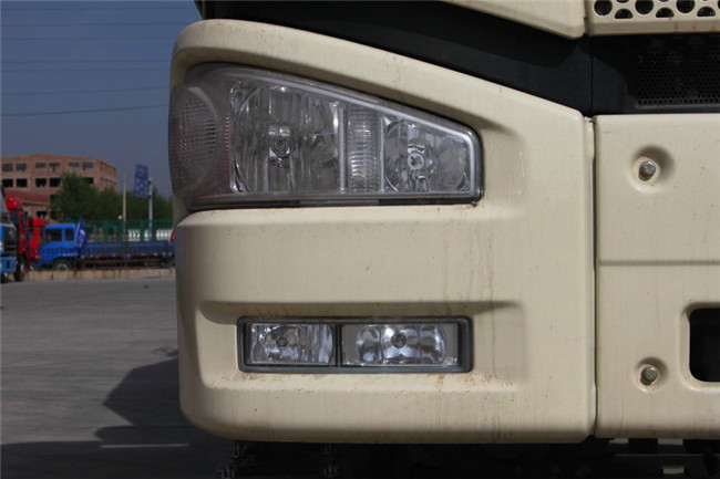 White Concrete Construction Equipment , FAW J6P Self - Load Mobile Concrete Mixer 8 Cubic Meters
