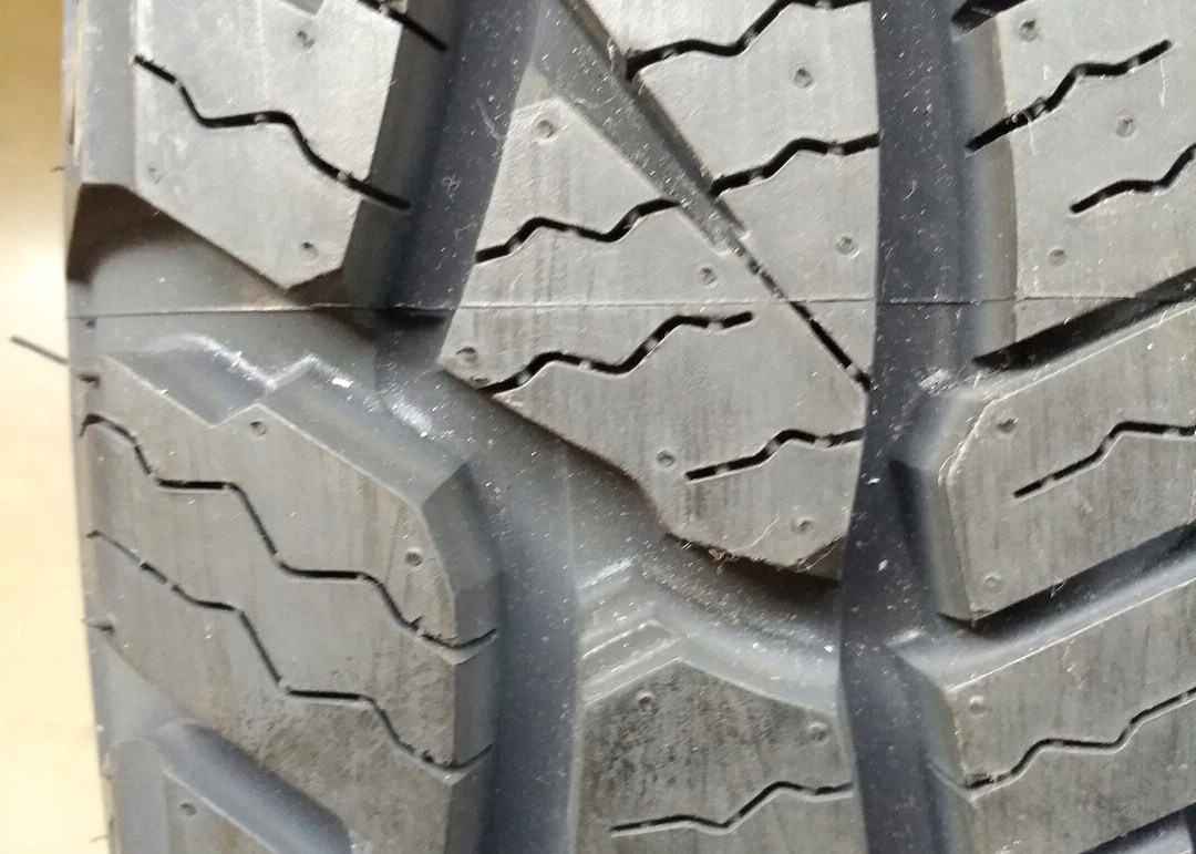 115 / 112R All Terrain Light Truck Tires Rugged Block Tread Design LT215/85R16