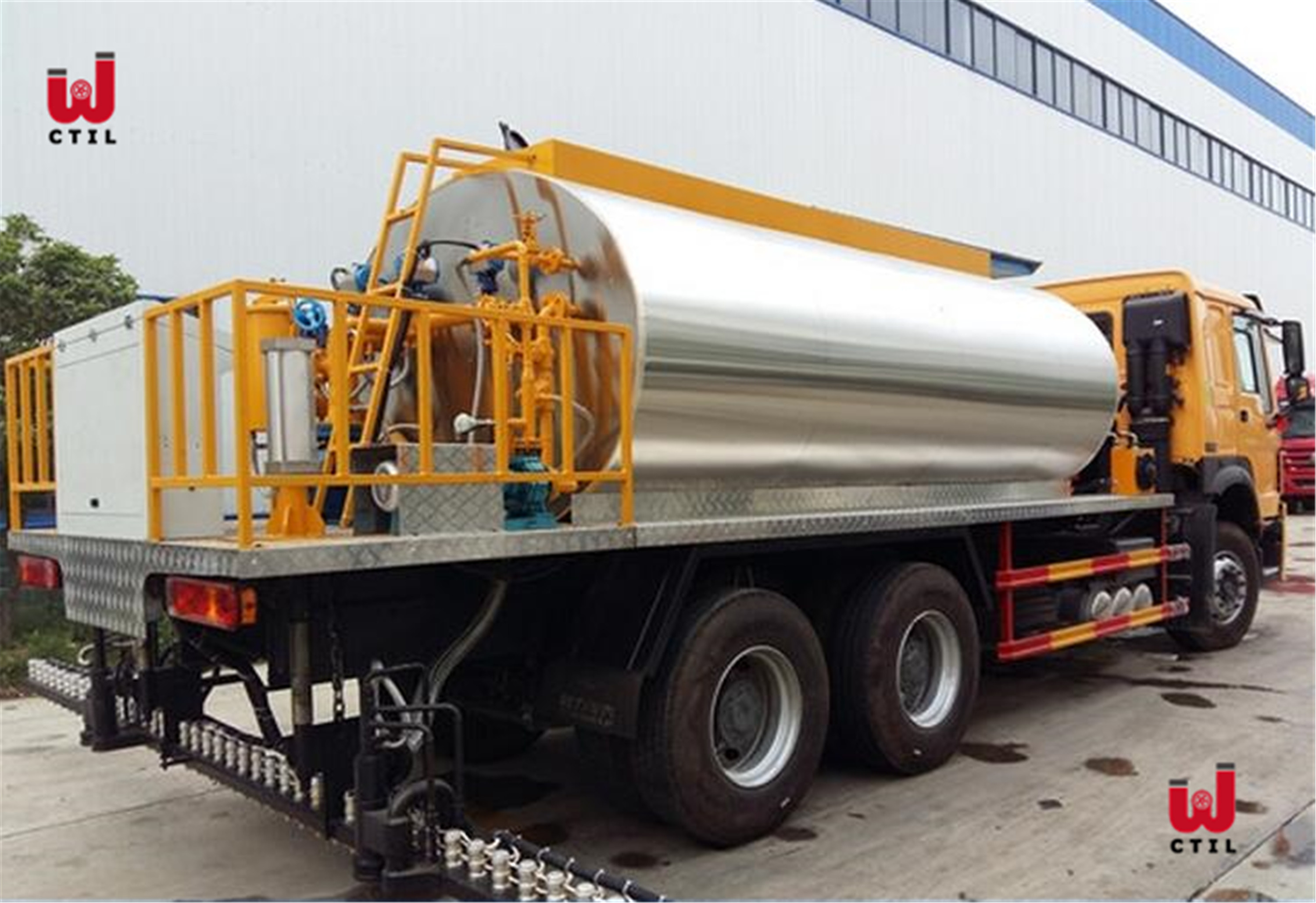 Euro 4 Asphalt Distributor Truck 16t Heating Spraying Truck