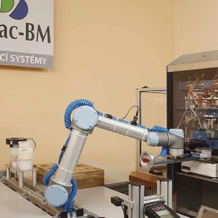 Mini Robot UR 3e Of Collaborative Robot With 3KG Payload As Cobot For Material Handling Equipment Parts
