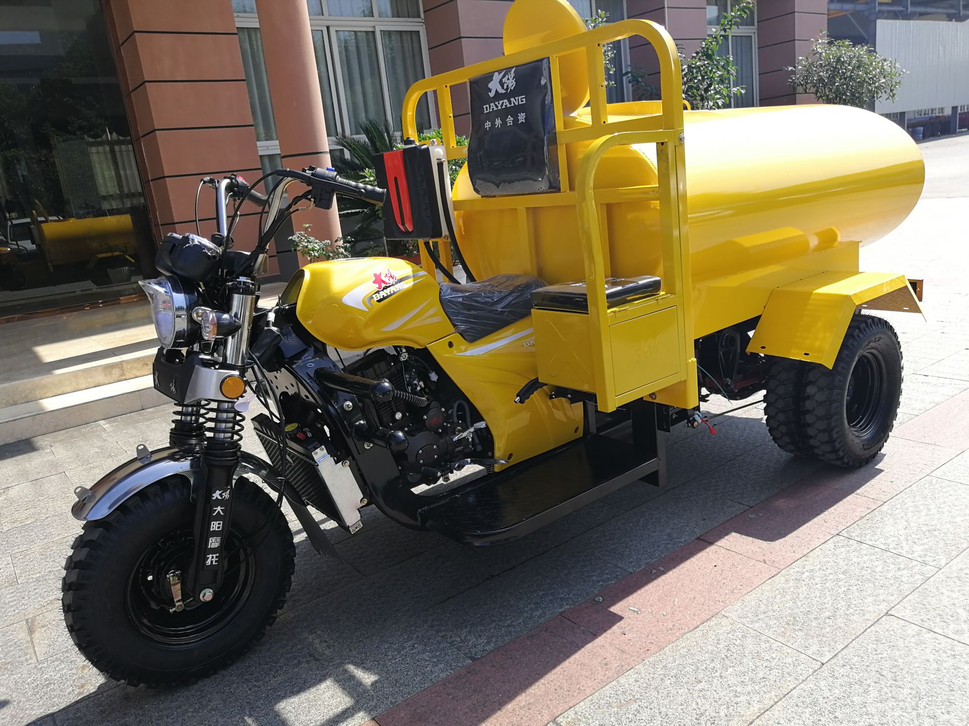 DAYANG Top 10 200CC Motorized Tricycle with 1000L Water Tank and Special Cabin Design