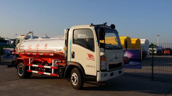 Quality White 8 Cbm 266HP Sewage Removal Truck , HW76 Cab Sewage Suction Tanker Truck for sale