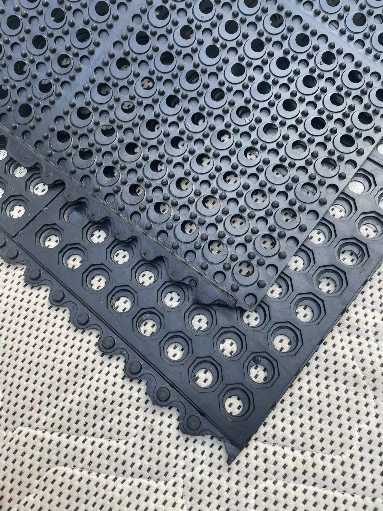 Anti-Static Rubber Hole Mat Static Dissipative Rubber Mat Punctured Anti-Static Rubber Mat