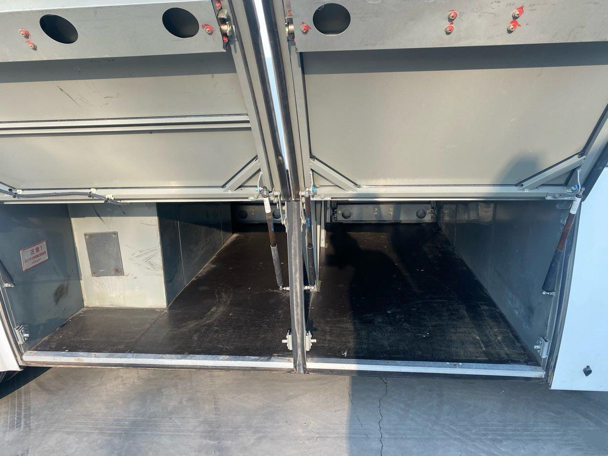 Used Tour Bus Kinglong XMQ6802 Used Bus 34 Seats Yuchai Engine Euro 5 Steel Chassis High Quality
