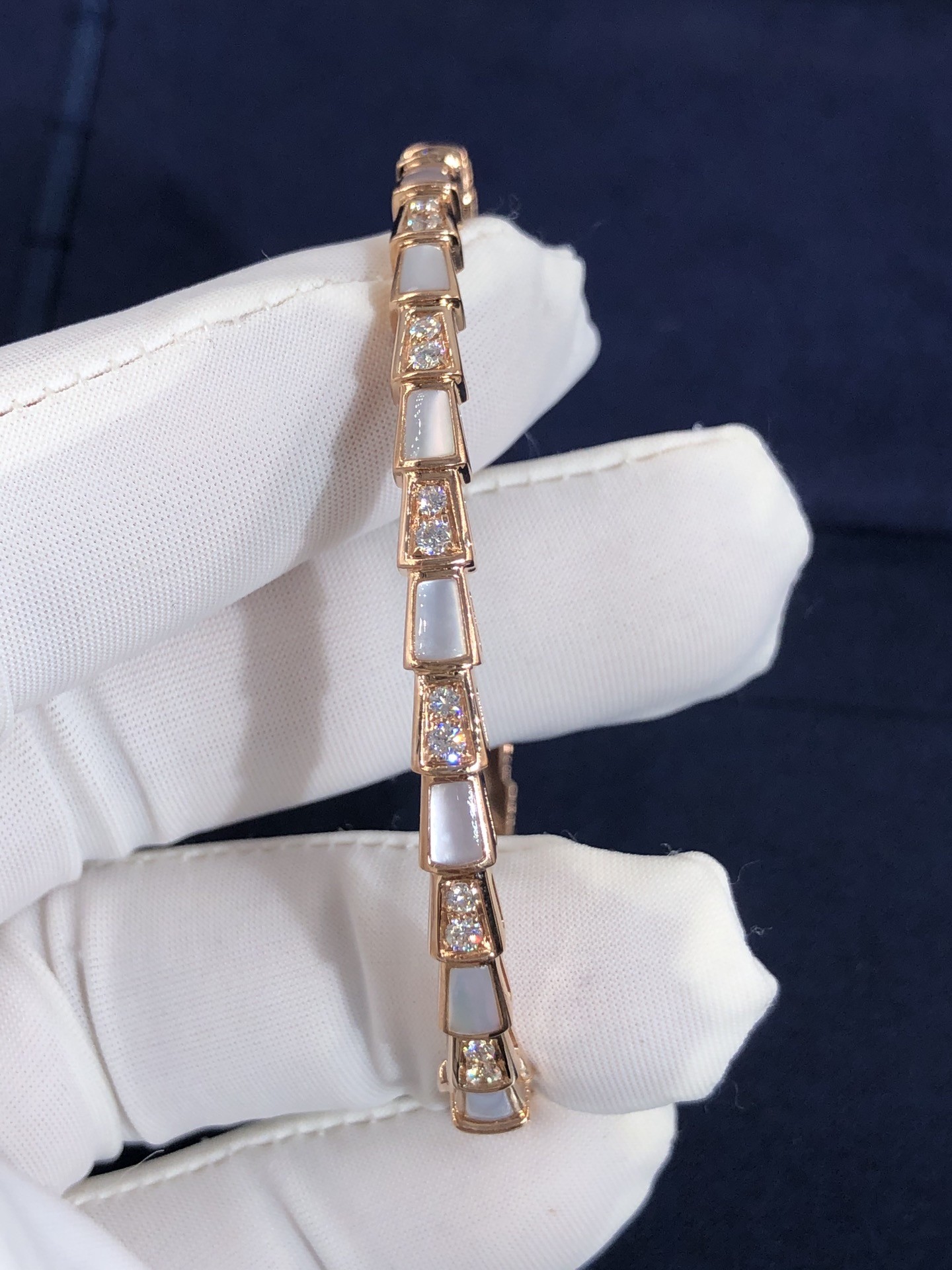 Elegant i 18k Gold Serpenti Viper Bracelet White MOP Natural Diamonds Real Gold Real Diamonds