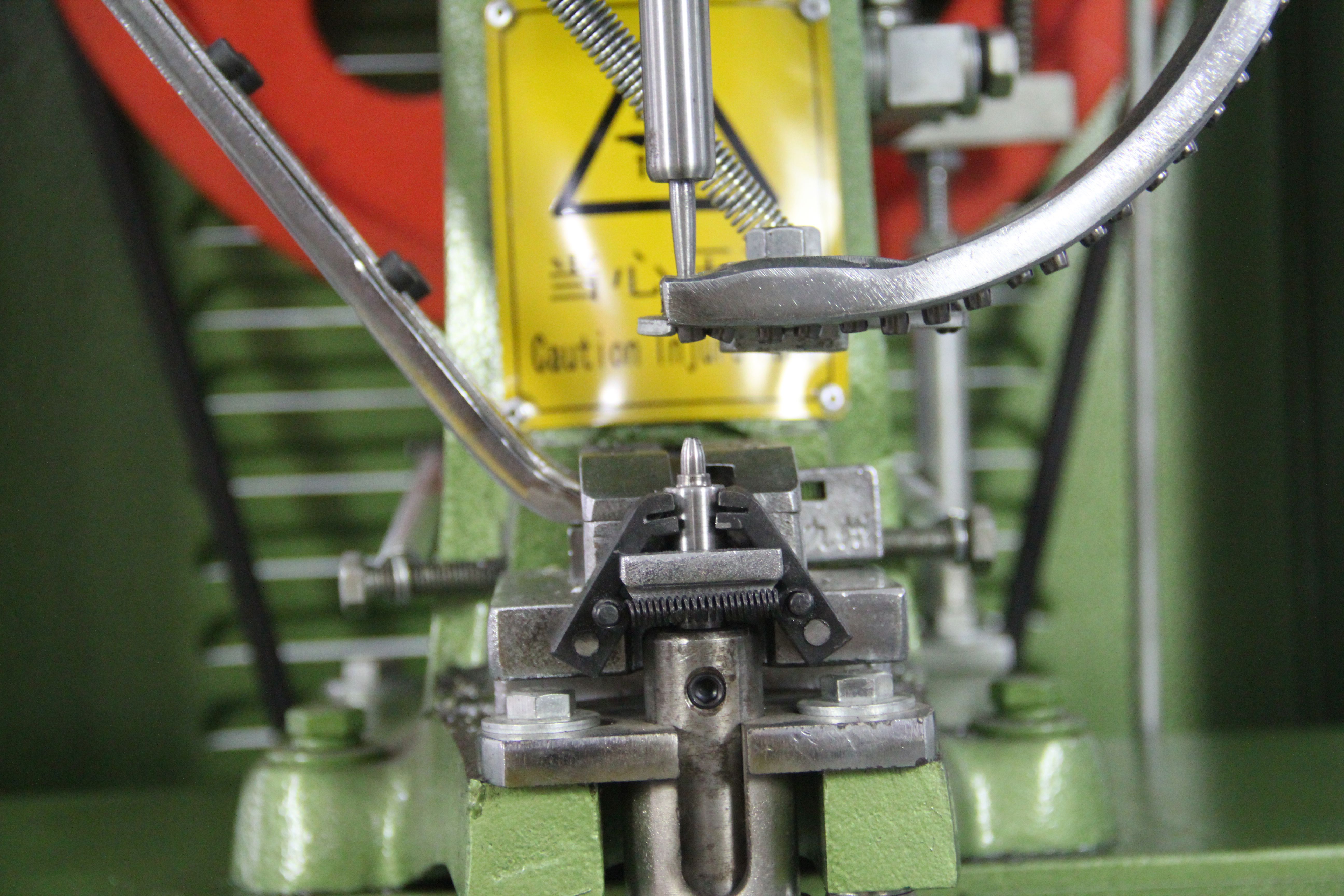 Fully Automatic Eyelet Riveting Machine for Footwear 3-8mm Eyelet Length High Standar