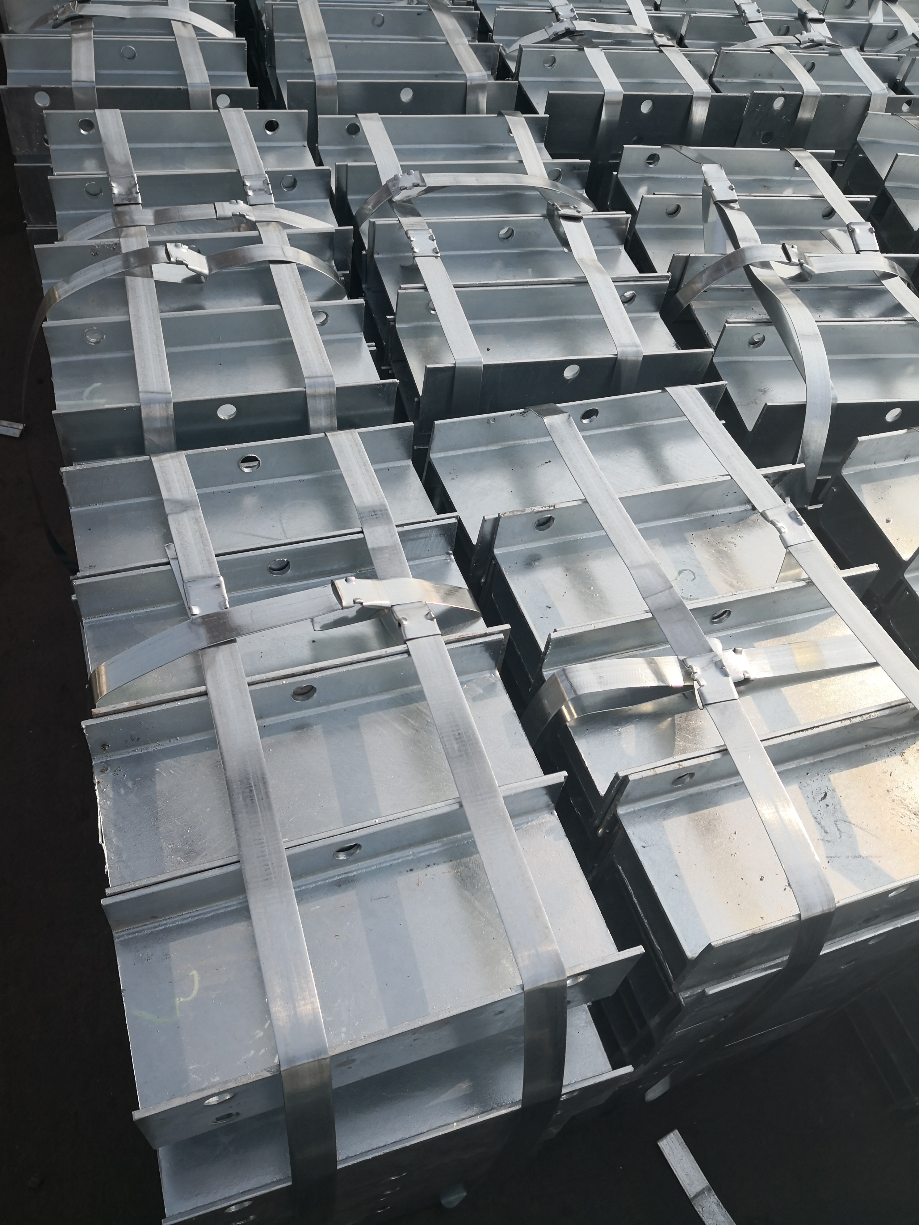 Hot Dip Galvanized Zinc Steel Crash Barrier Guardrail U Spacer For Safe Roadway Safety