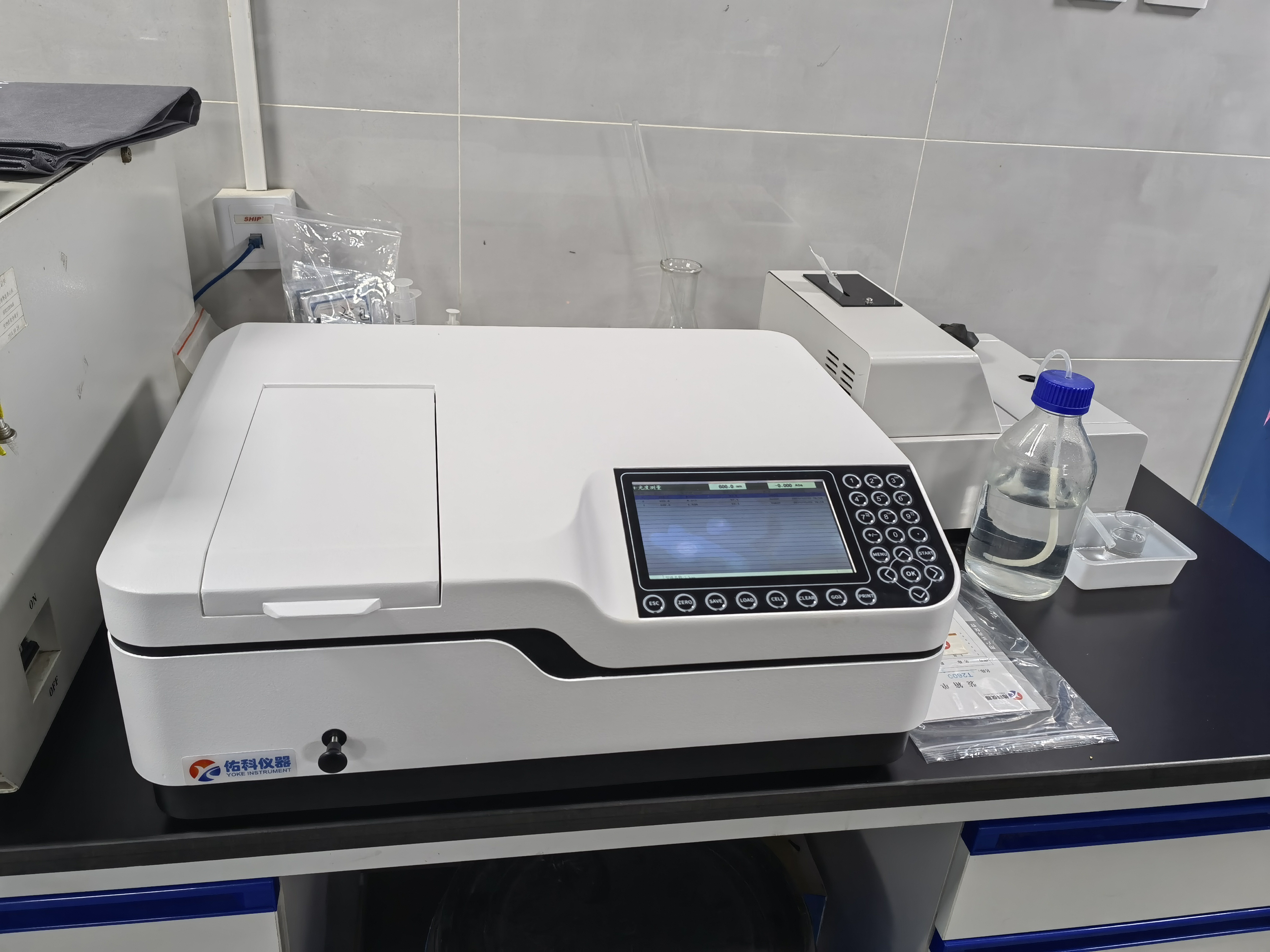 Double Beam UV-Vis Spectrophotometer with Customized Support and 0.004A Stability