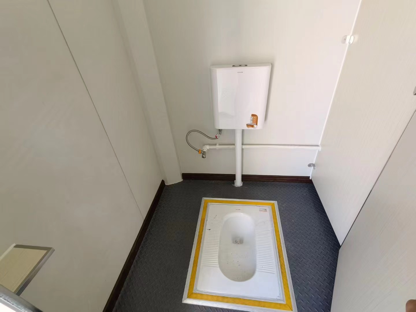 Modern Look Prefabricated Container Toilet for Shop or Villa Aluminum Alloy Windows and Mid-Century Modern Design