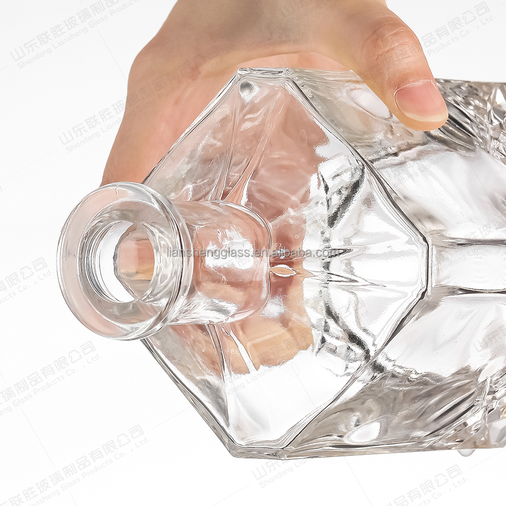 Acceptable Customer's Logo 500ml Clear Glass Brandy XO Liquor Wine Bottle with Cork