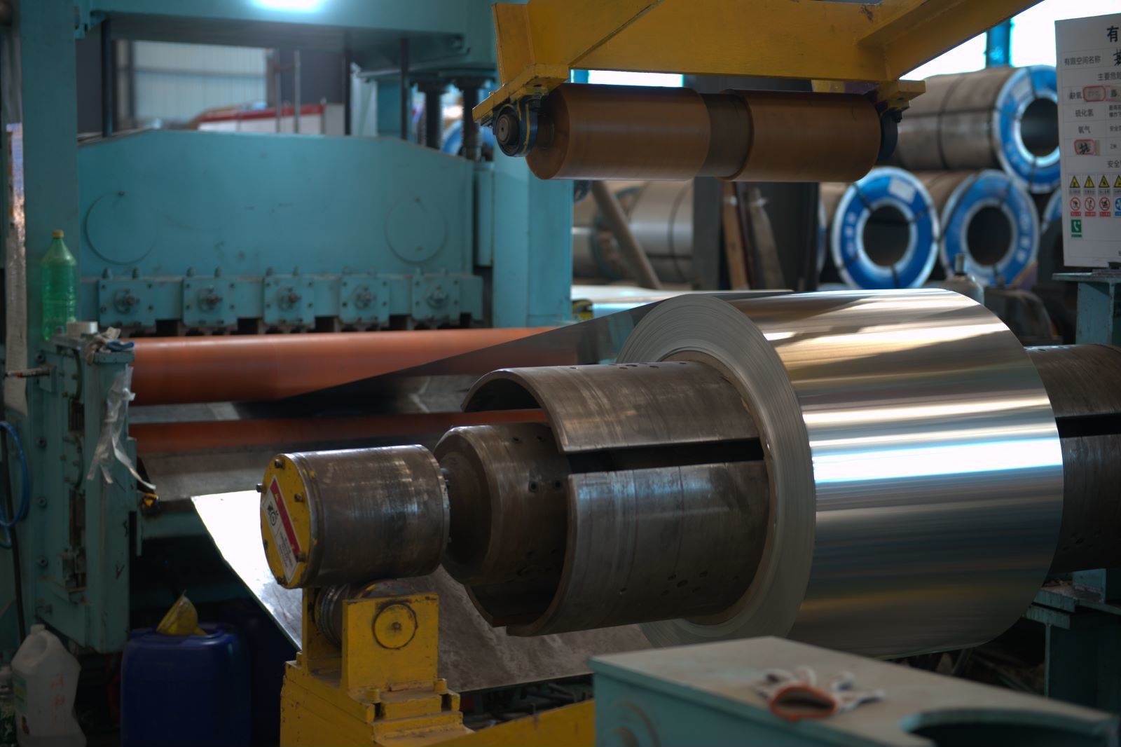 Colored aluminum coil and sheets for wine caps and cans material