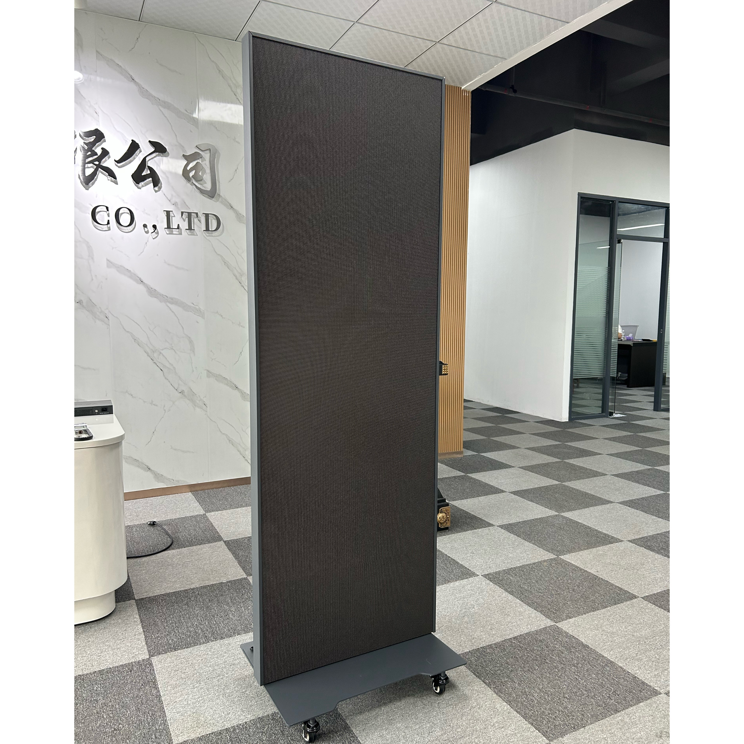 Indoor Floor Smart Led Poster Display IP31 Rating High Refresh Rate Front Service