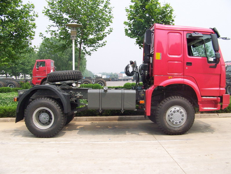 SINOTRUK 371HP 15 Ton Prime Mover Truck in Green Manual Unloading Diesel Trucks Global Machine