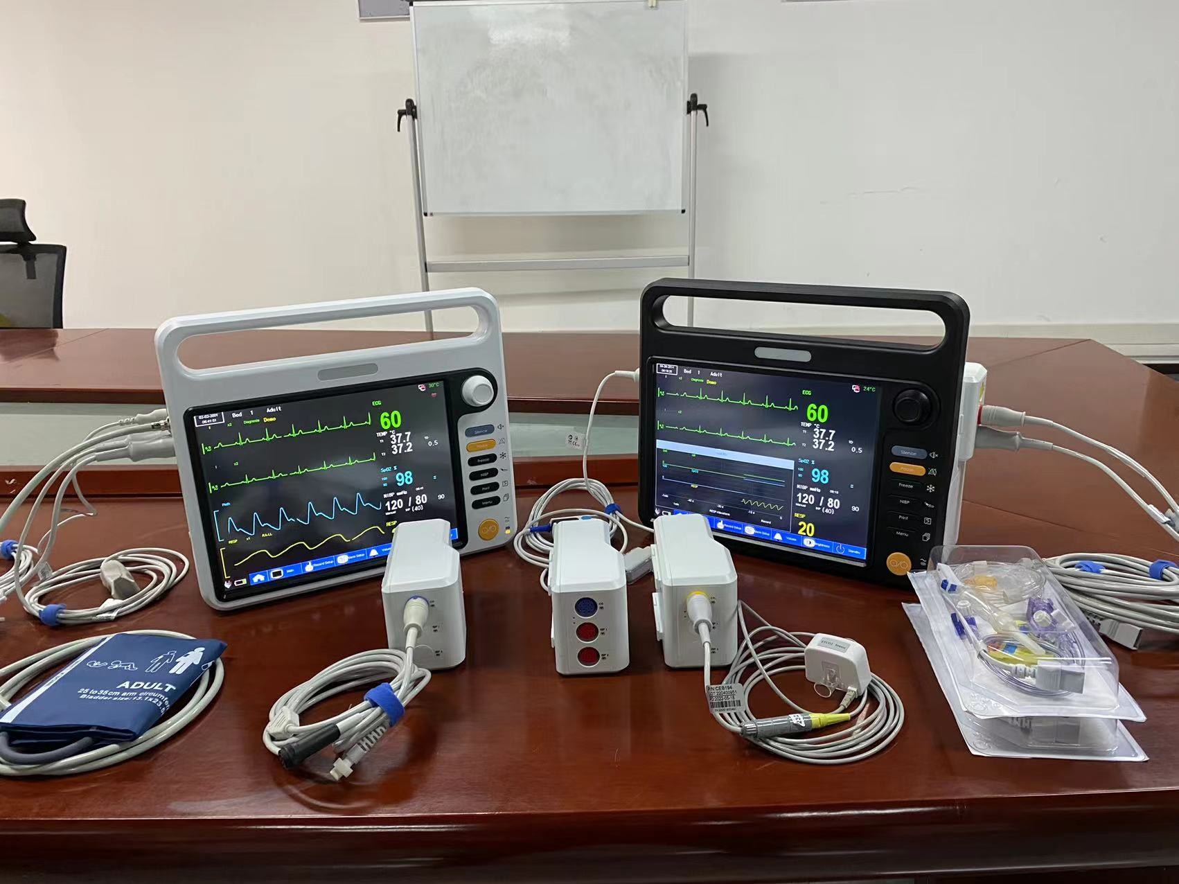 Hospital Electronic Vital Sign Monitors 12.1 Inch For ICU Cardiac Monitoring