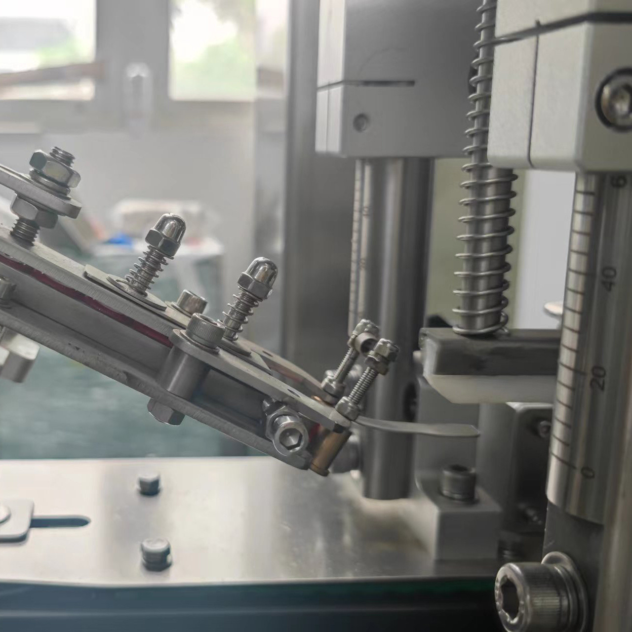 China Automatic Capping Machine Manufacturers Glass Bottle Capping Machine