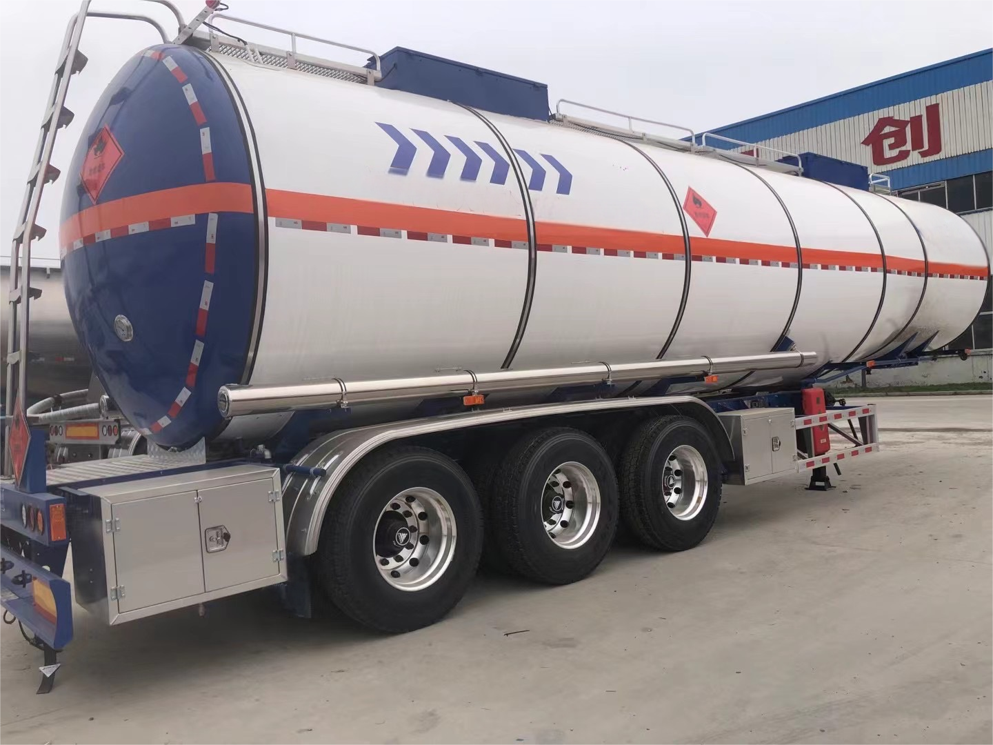 CIMC iron or stainless steel for LNG Gas Station with single or 2/4 optional compartment Liquefied Natural Gas Cryogenic Trucks