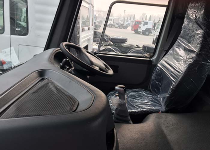 RHD CABIN OF HOWO TACTOR TRUCK2