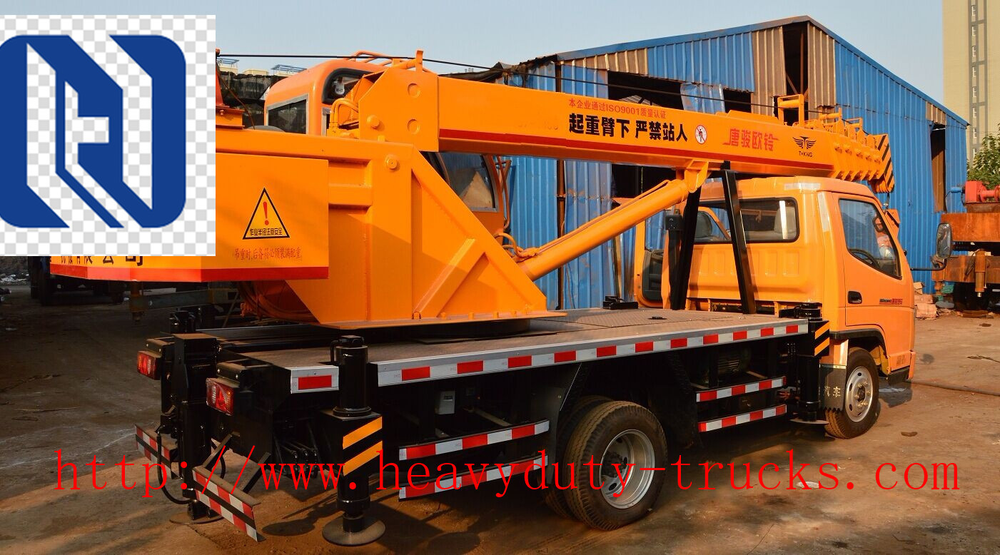 HOWO Truck Mounted Crane 4 x 2 With Air Brake XCMG Crane SQ6.3SK2Q 6000KG