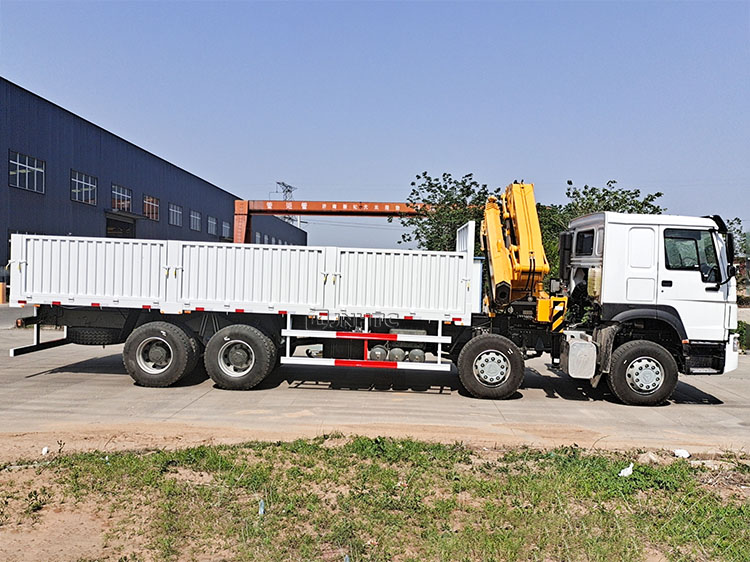 New Sinotruk Howo Fence Cargo Truck 10Tons Folding Crane 12 Wheels 400hp For Sale