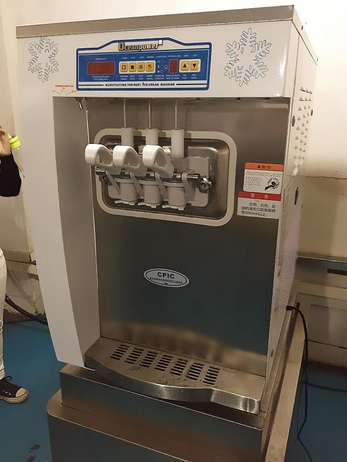 28L/Hour Oceanpower economical 3 flavors table top soft serve ice cream Machine