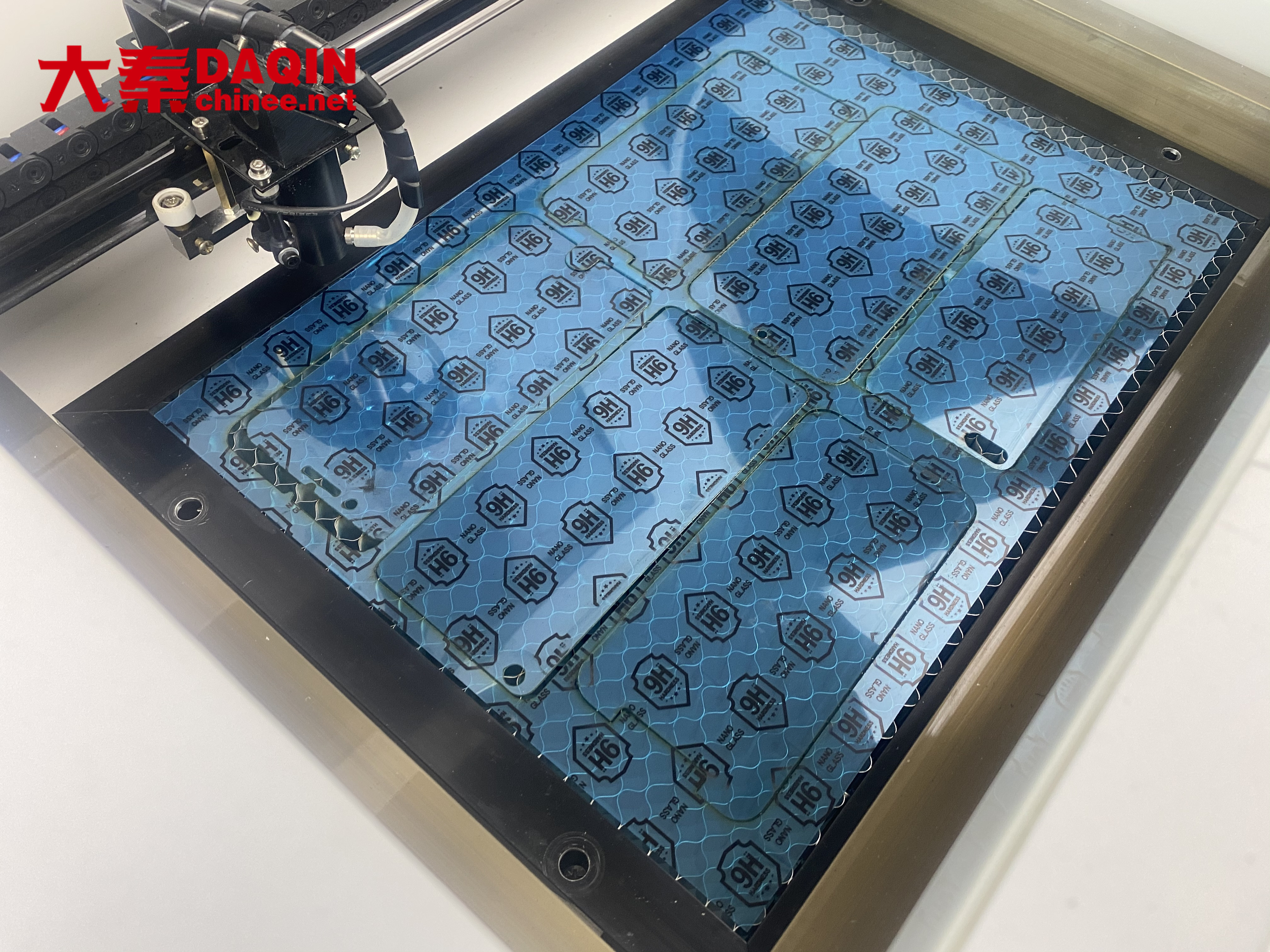 40w Daqin Co2 Water Cooling Laser Cutting Machine For Mobile Screen Protector