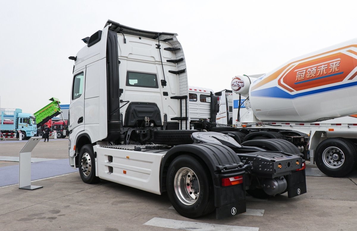 Shacman Tractor Truck With WEICHAI WP16.560E68 Engine And 12-Speed ZF Traxon 12TX2420TD Gearbox For Market