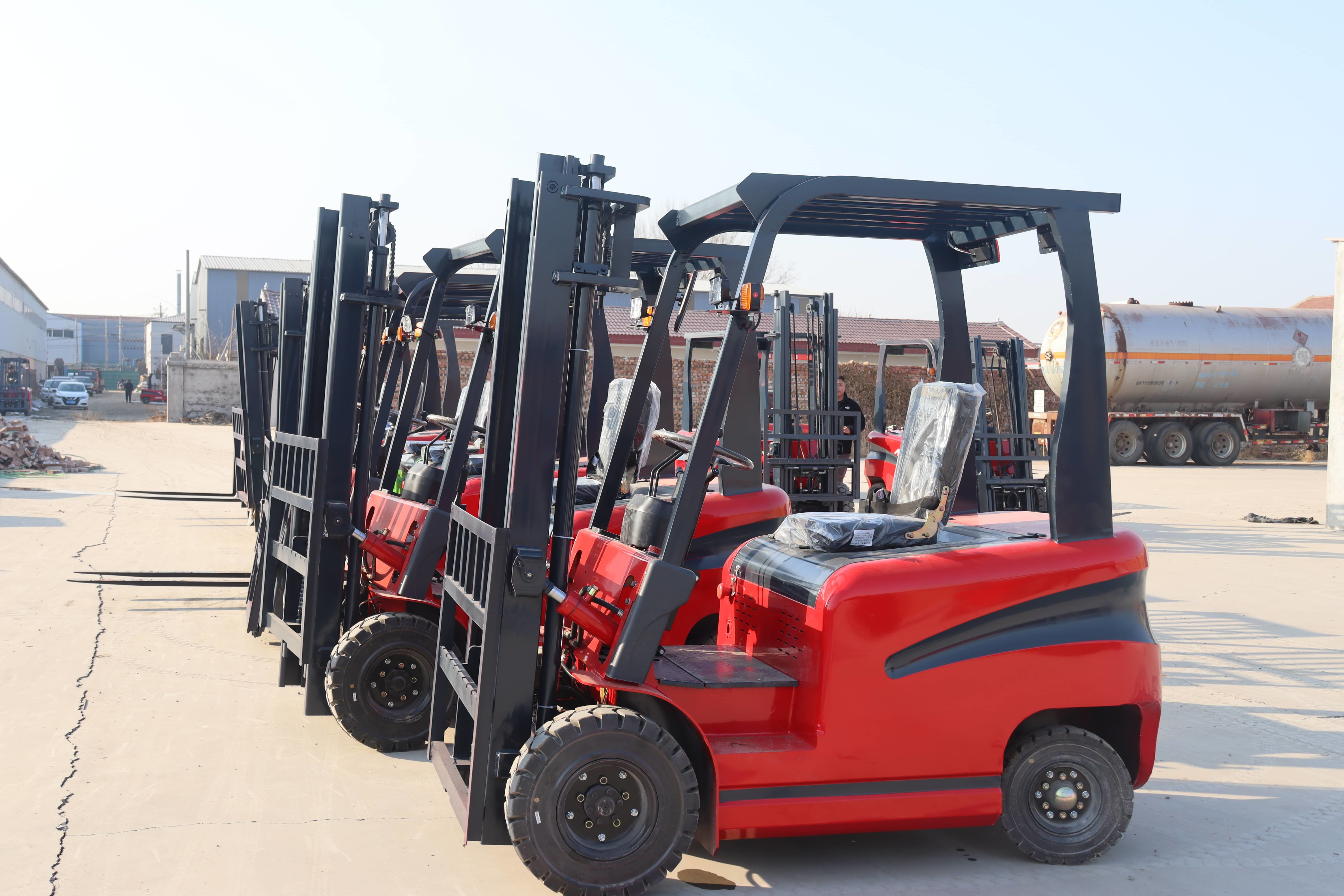 Triplex Mast 2 Ton Electric Forklift With Built In Charger And 400Ah Battery Capacity