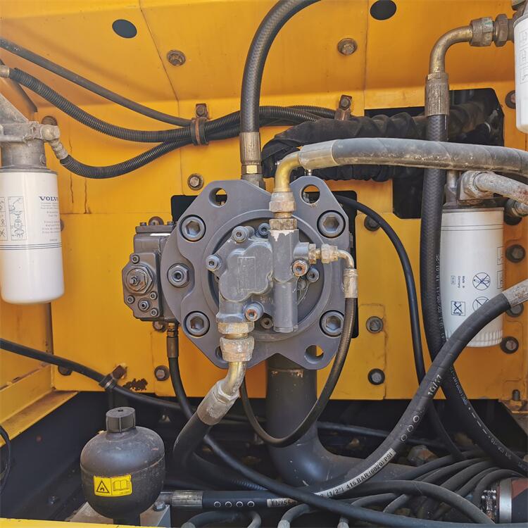0.85 m3 Bucket Capacity Used 20 Ton Volvo 200B Excavator with Original Hydraulic Pump