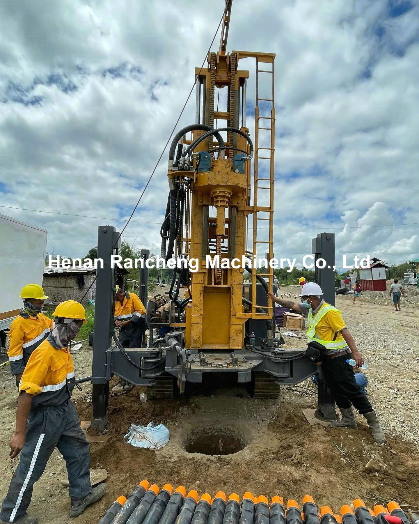 Pneumatic Water Well Drilling Machine 580m Drilling Depth 132KW Engine