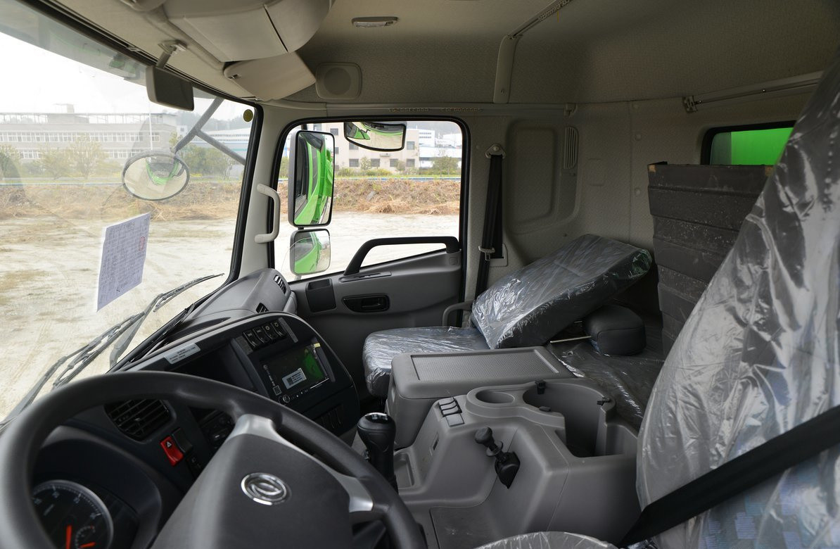 Used Donfeng Tipper Truck Tianlong Cabin 8*4 Heavy Duty 350hp Dump Truck 5.6 Meters Box
