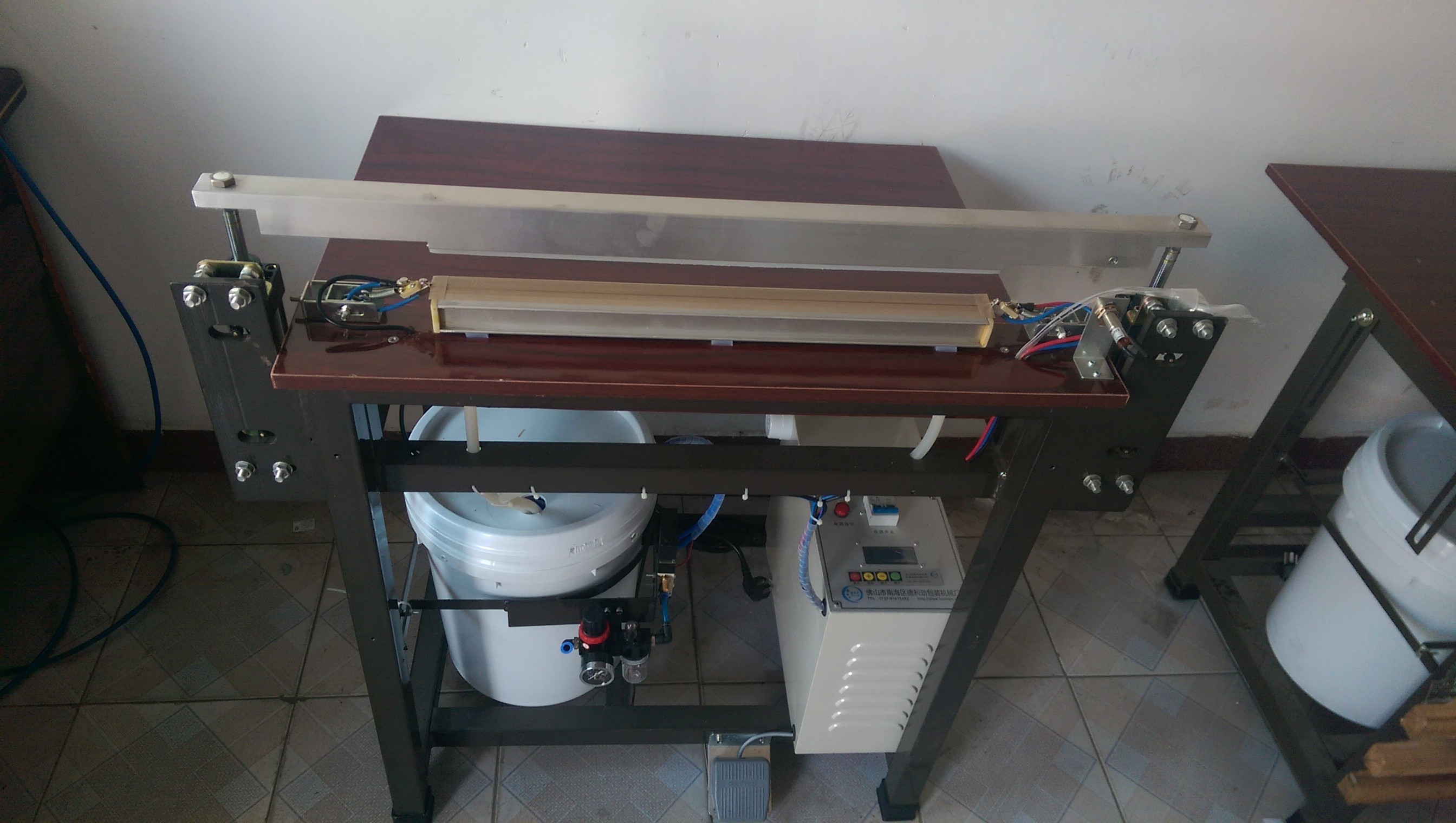 Low Price Manual Tissue Paper Packing Machine Plastic Bag Sealing Machine 10-20 bags/min