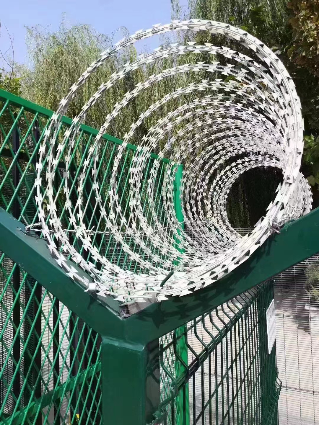 China Supplier High Quality Hot Dipped Galvanized Razor Barbed Wire Concertina Wire Fence Price Per Meter
